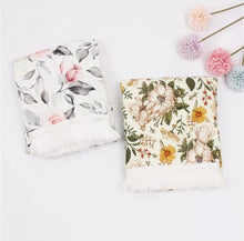 Load image into Gallery viewer, Floral Tassel Throw
